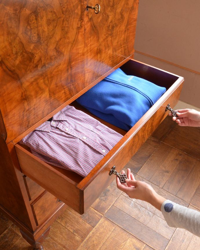 アンティークのチェスト　アンティーク家具　美しい木目のカップボードチェスト、イギリスから届いたアンティーク家具。きちんとお直しをしているのでスムーズに開け閉めができ、出し入れもしやすく使いやすいです。(q-818-f)