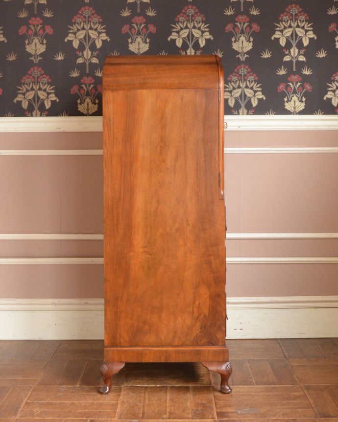 アンティークのチェスト　アンティーク家具　美しい木目のカップボードチェスト、イギリスから届いたアンティーク家具。サイドもしっかり作られています。(q-818-f)