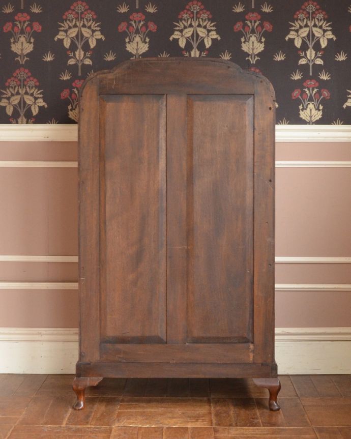 アンティークのチェスト　アンティーク家具　美しい木目のカップボードチェスト、イギリスから届いたアンティーク家具。アンティークは新品ではないので、もちろん経年変化によるキズはありますが、専門の職人が目立たないようキレイにお直しをしているので、後姿までキレイです。(q-818-f)