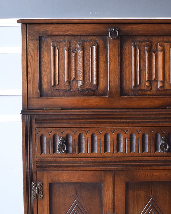 アンティークのキャビネット　アンティーク家具　開けて驚く！仕掛けがいっぱい詰まったアンティークのカクテルキャビネット。カクテルキャビネットってとっても贅沢な家具だと思いませんか？きっと裕福なお家だけにある特別な家具なんだろうな・・・と惚れぼれしてしまいます。(q-819-f)