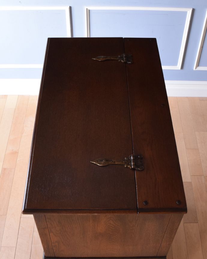 アンティークのキャビネット　アンティーク家具　開けて驚く！仕掛けがいっぱい詰まったアンティークのカクテルキャビネット。天板もキレイな状態で仕上げてあります。(q-819-f)