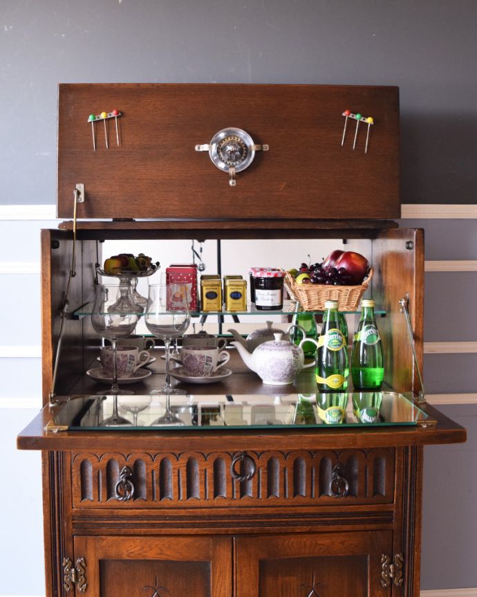 アンティークのキャビネット　アンティーク家具　開けて驚く！仕掛けがいっぱい詰まったアンティークのカクテルキャビネット。上段のカクテルケースは、ミラー張りになっています。(q-819-f)