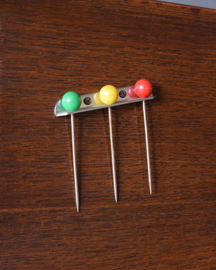 アンティークのキャビネット　アンティーク家具　開けて驚く！仕掛けがいっぱい詰まったアンティークのカクテルキャビネット。カラフルな色をしているピック。(q-819-f)