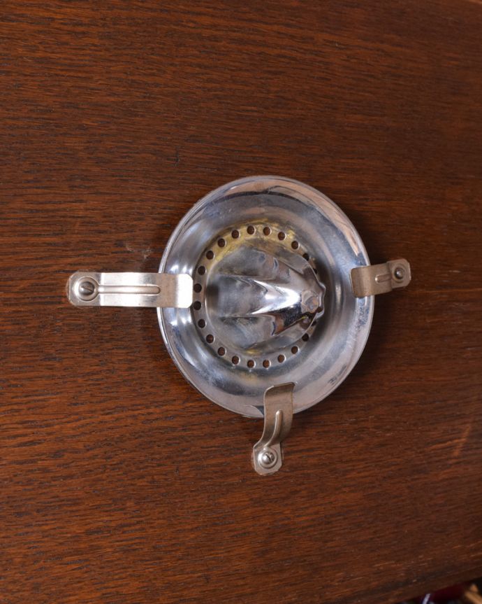 アンティークのキャビネット　アンティーク家具　開けて驚く！仕掛けがいっぱい詰まったアンティークのカクテルキャビネット。カクテルを作る時に使われていたと思われるしぼり機が付いています。(q-819-f)