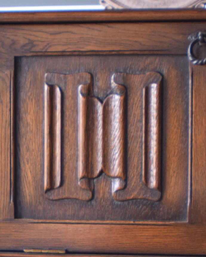 アンティークのキャビネット　アンティーク家具　開けて驚く！仕掛けがいっぱい詰まったアンティークのカクテルキャビネット。とっても美しい彫りがふんだんに施されています。(q-819-f)