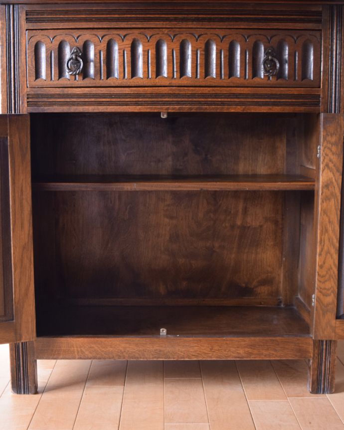 アンティークのキャビネット　アンティーク家具　開けて驚く！仕掛けがいっぱい詰まったアンティークのカクテルキャビネット。扉内の棚板は可動します。(q-819-f)