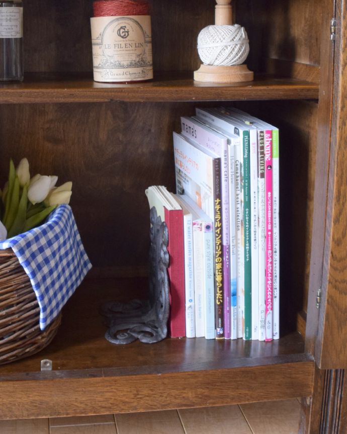 アンティークのキャビネット　アンティーク家具　開けて驚く！仕掛けがいっぱい詰まったアンティークのカクテルキャビネット。下の扉には雑誌やA4ファイルが余裕で収まる大きな空間です。(q-819-f)