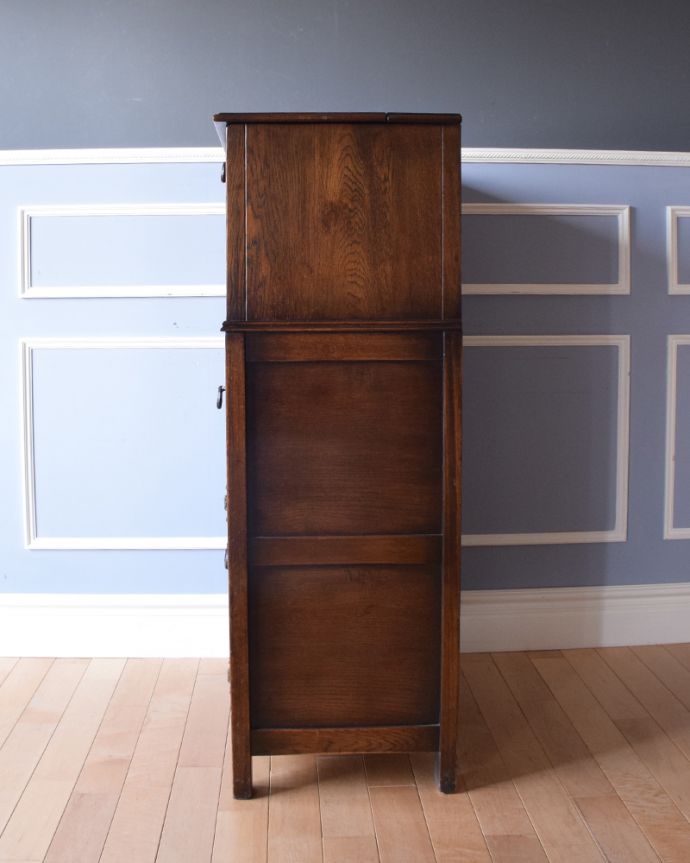 アンティークのキャビネット　アンティーク家具　開けて驚く！仕掛けがいっぱい詰まったアンティークのカクテルキャビネット。サイドから見てもキレイな状態です。(q-819-f)