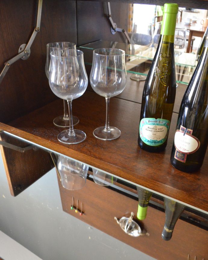 アンティークのキャビネット　アンティーク家具　開けて驚く！仕掛けがいっぱい詰まったアンティークのカクテルキャビネット。扉を開くと、作業台にもなってくれます。(q-819-f)