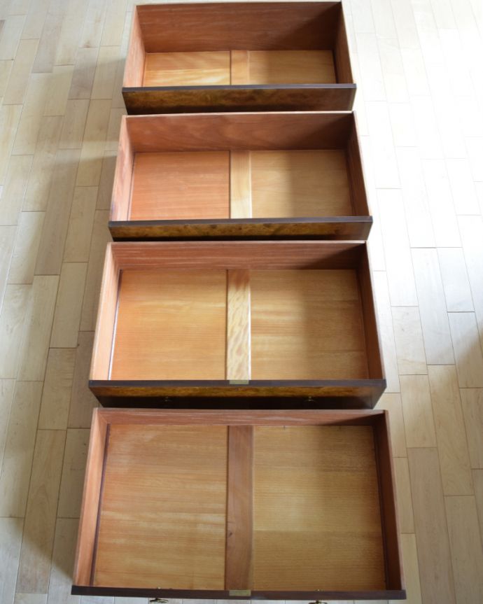 アンティークのチェスト　アンティーク家具　お花の装飾がとっても美しいアンティーク英国チェスト（整理ダンス）。引き出しは３杯。(q-820-f)