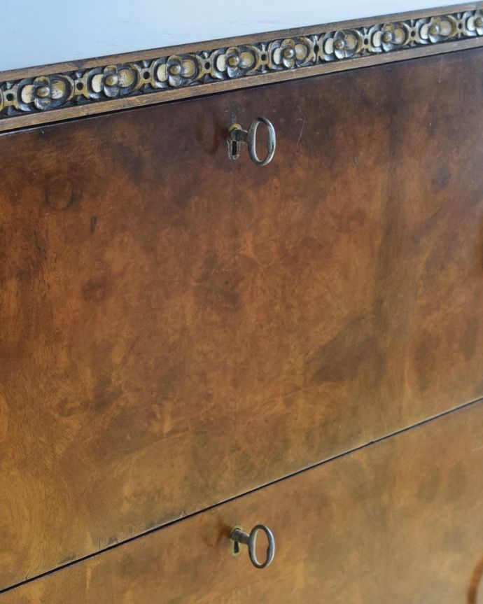 アンティークのチェスト　アンティーク家具　お花の装飾がとっても美しいアンティーク英国チェスト（整理ダンス）。天板から脚まで、職人のこだわりが感じられる見事な装飾。(q-820-f)