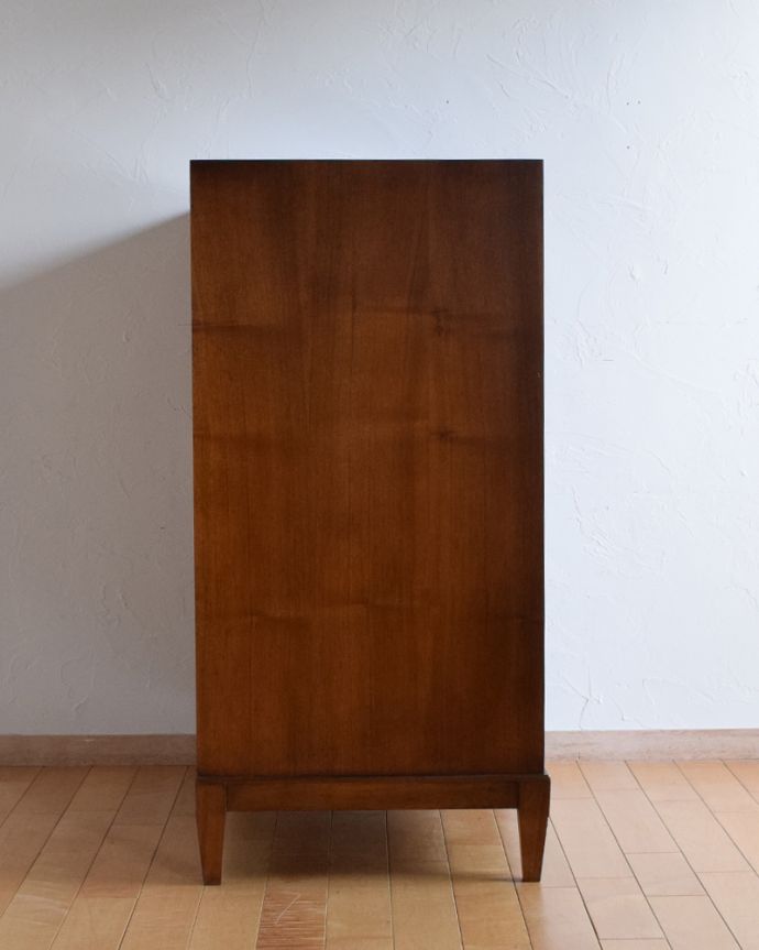 アンティークのチェスト　アンティーク家具　お花の装飾がとっても美しいアンティーク英国チェスト（整理ダンス）。サイドから見ても絵になります。(q-820-f)