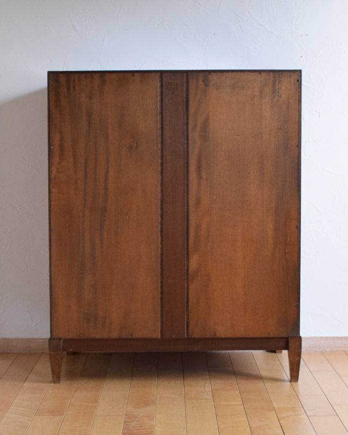 アンティークのチェスト　アンティーク家具　お花の装飾がとっても美しいアンティーク英国チェスト（整理ダンス）。アンティークは新品ではないので、もちろん経年変化によるキズはありますが、専門の職人が目立たないようキレイにお直しをしているので、後姿までキレイです。(q-820-f)