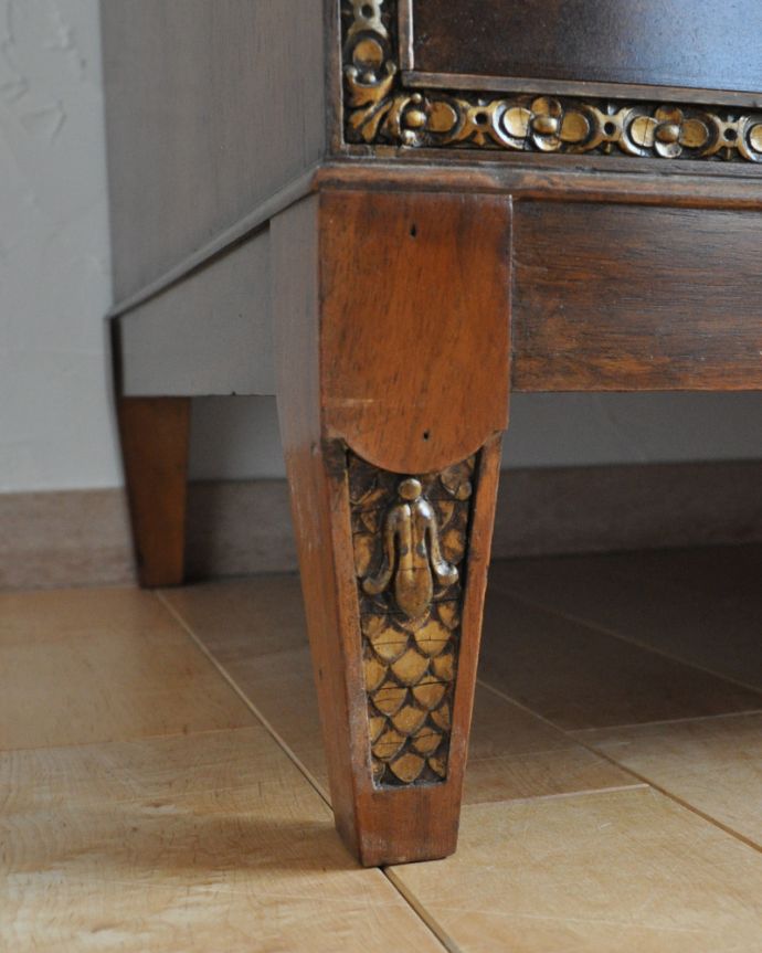 アンティークのチェスト　アンティーク家具　お花の装飾がとっても美しいアンティーク英国チェスト（整理ダンス）。脚にまで美しい装飾が付いています。(q-820-f)