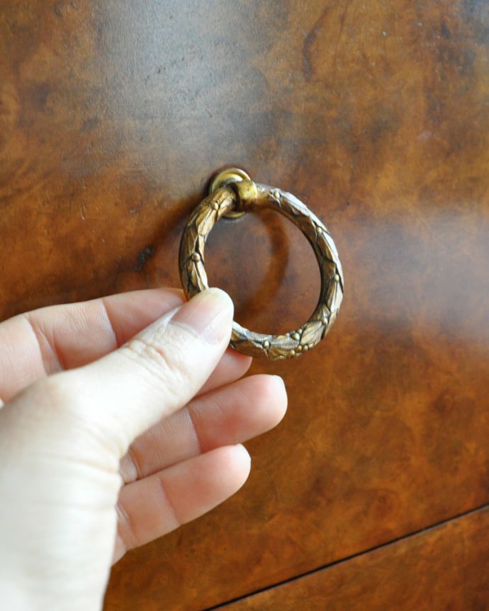 アンティークのチェスト　アンティーク家具　お花の装飾がとっても美しいアンティーク英国チェスト（整理ダンス）。装飾の美しいリングの取っ手です。(q-820-f)