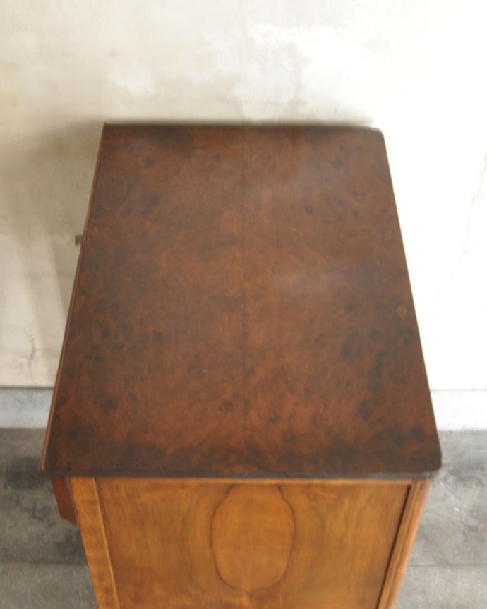 アンティークのチェスト　アンティーク家具　ハイセンスなチェストオブドロワーズ、ウォルナット材のアンティーク家具。天板も木目がとってもキレイです。(q-823-f)