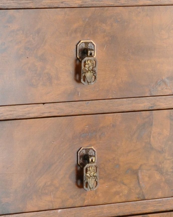 アンティークのチェスト　アンティーク家具　ハイセンスなチェストオブドロワーズ、ウォルナット材のアンティーク家具。アンティークならではの重厚感のある取っ手です。(q-823-f)