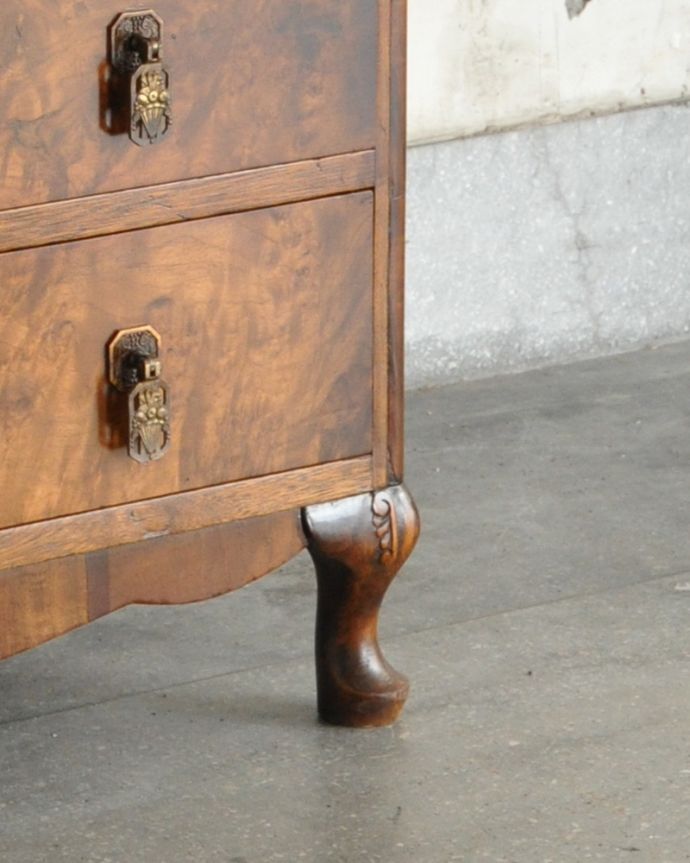 アンティークのチェスト　アンティーク家具　ハイセンスなチェストオブドロワーズ、ウォルナット材のアンティーク家具。上品な脚がしっかり支えます。(q-823-f)