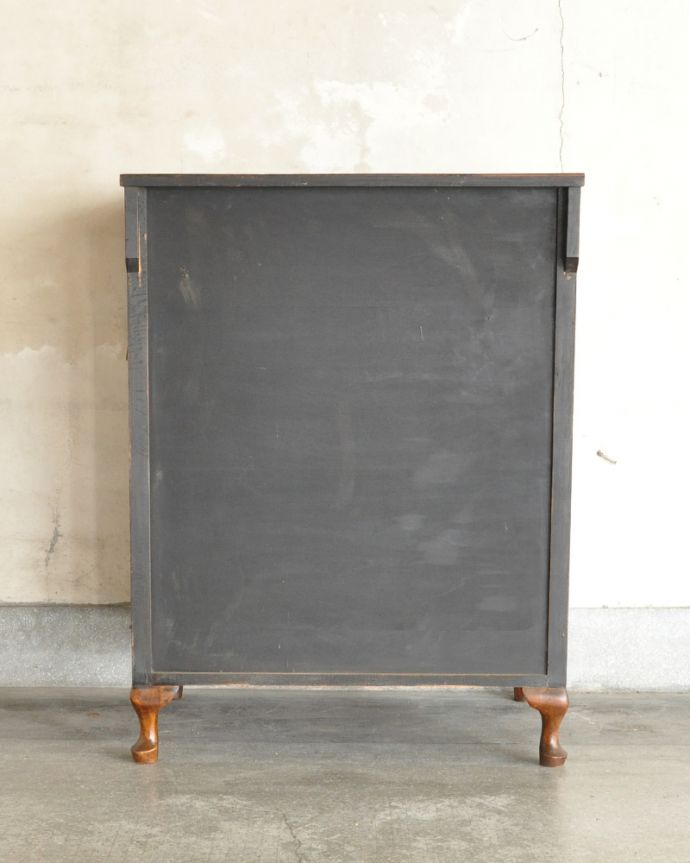 アンティークのチェスト　アンティーク家具　ハイセンスなチェストオブドロワーズ、ウォルナット材のアンティーク家具。アンティークは新品ではないので、もちろん経年変化によるキズはありますが、専門の職人が目立たないようキレイにお直しをしているので、後姿までキレイです。(q-823-f)