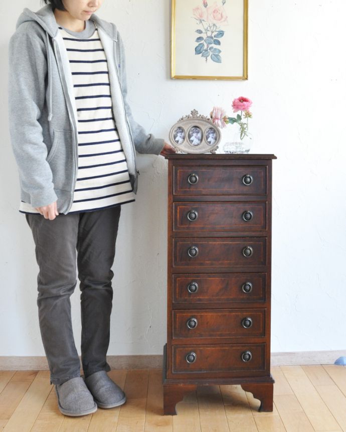 アンティークのチェスト アンティーク家具 ちょっと空いたスペースに使えるアンティークのチェストオブドロワーズ(6段)。高級感があって女性らしい優しいシルエット。(q-824-f)
