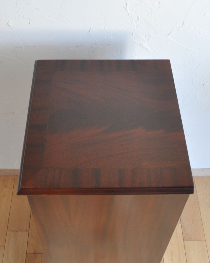 アンティークのチェスト アンティーク家具 ちょっと空いたスペースに使えるアンティークのチェストオブドロワーズ(6段)。天板も木目がキレイです。(q-824-f)