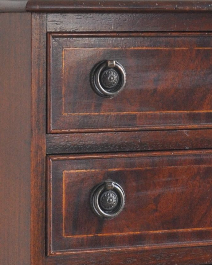 アンティークのチェスト アンティーク家具 ちょっと空いたスペースに使えるアンティークのチェストオブドロワーズ(6段)。引き出しの取っ手です。(q-824-f)