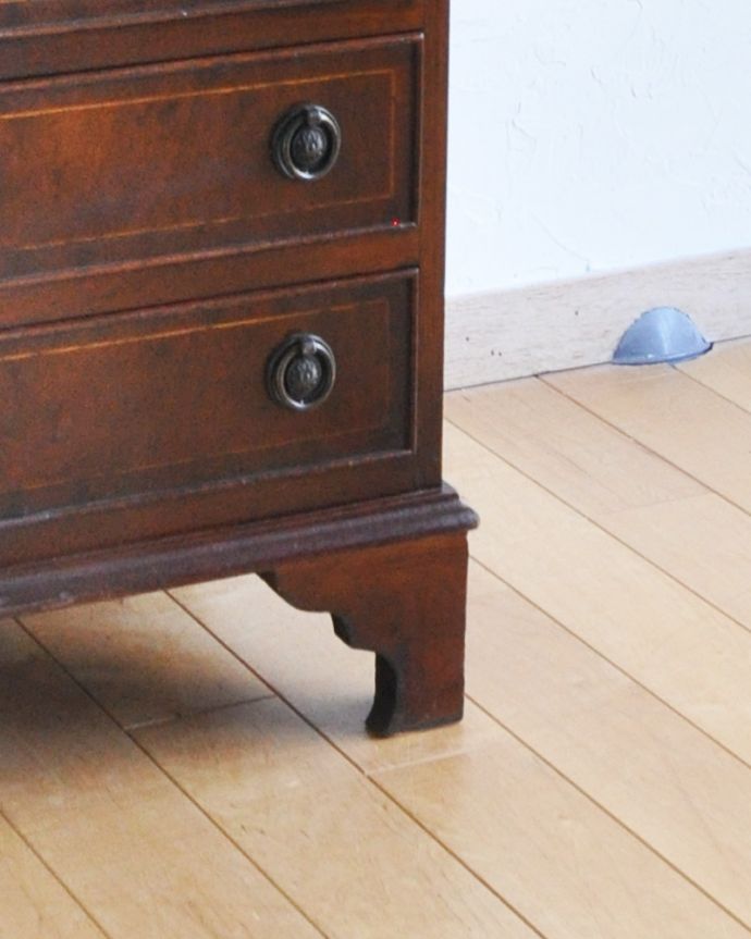 アンティークのチェスト アンティーク家具 ちょっと空いたスペースに使えるアンティークのチェストオブドロワーズ(6段)。上品なラインの脚がしっかりとキャビネットを支えます。(q-824-f)