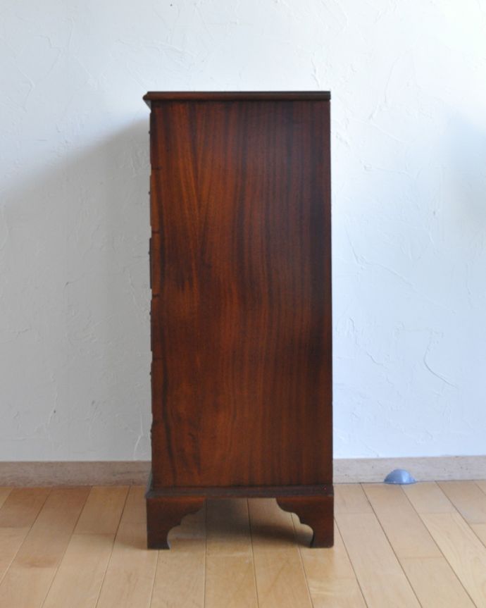 アンティークのチェスト アンティーク家具 ちょっと空いたスペースに使えるアンティークのチェストオブドロワーズ(6段)。サイドから見ても絵になります。(q-824-f)