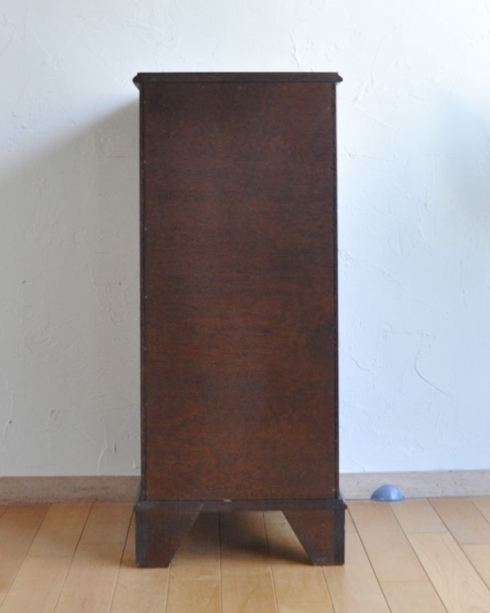 アンティークのチェスト アンティーク家具 ちょっと空いたスペースに使えるアンティークのチェストオブドロワーズ(6段)。アンティークは新品ではないので、もちろん経年変化によるキズはありますが、専門の職人が目立たないようキレイにお直しをしているので、後姿までキレイです。(q-824-f)