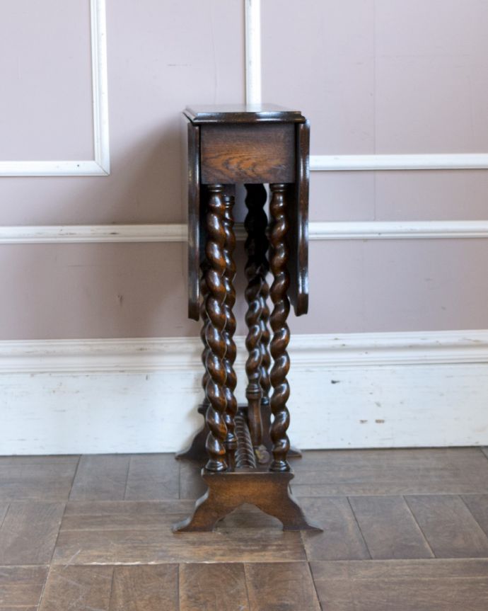 アンティークのテーブル　アンティーク家具　英国伝統デザインを用いたアンティーク家具、ゲートレッグコーヒーテーブル。普段は折り曲げておいてパソコンをする時は広げて使ったり･･･。(q-825-f)