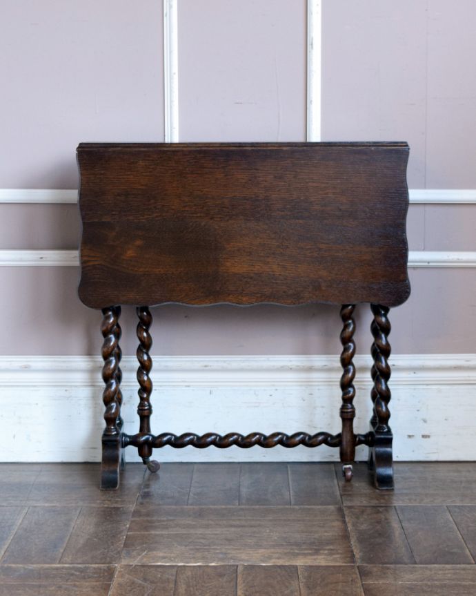 アンティークのテーブル　アンティーク家具　英国伝統デザインを用いたアンティーク家具、ゲートレッグコーヒーテーブル。アンティークは新品ではないので、もちろん経年変化によるキズはありますが、専門の職人が目立たないようキレイにお直しをしているので、後姿までキレイです。(q-825-f)