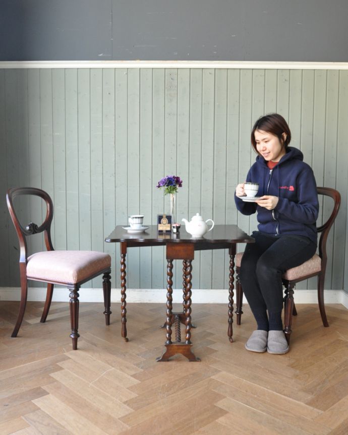 アンティークのテーブル　アンティーク家具　英国伝統デザインを用いたアンティーク家具、ゲートレッグコーヒーテーブル。テーブルにしてはコンパクトなサイズです。(q-825-f)