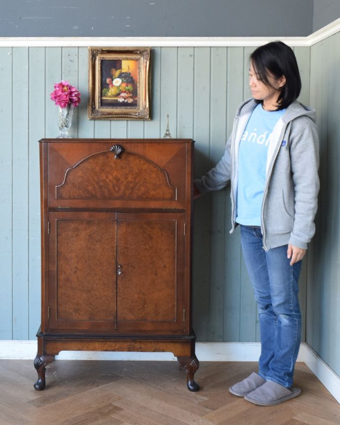 アンティークのキャビネット　アンティーク家具　開けてビックリ！美しすぎる魅惑のアンティークカクテルキャビネット。たっぷり収納できるサイズ！上品なキャビネットなので和室や寝室の落ち着いた雰囲気にもオススメです。(q-827-f)