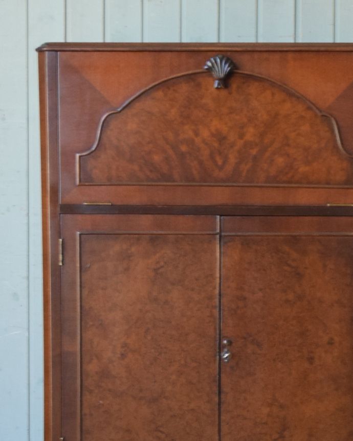 アンティークのキャビネット　アンティーク家具　開けてビックリ！美しすぎる魅惑のアンティークカクテルキャビネット。外国製のキャビネットは装飾が美しいので、絵になるアイテム。(q-827-f)