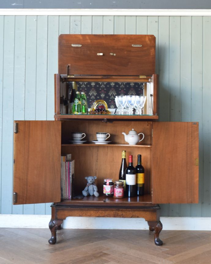 アンティークのキャビネット　アンティーク家具　開けてビックリ！美しすぎる魅惑のアンティークカクテルキャビネット。カクテルキャビネットって、なんだかちょっと贅沢気分な家具。(q-827-f)