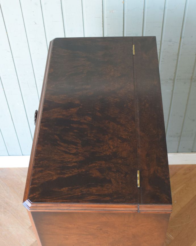 アンティークのキャビネット　アンティーク家具　開けてビックリ！美しすぎる魅惑のアンティークカクテルキャビネット。天板もピカピカにお直ししました。(q-827-f)