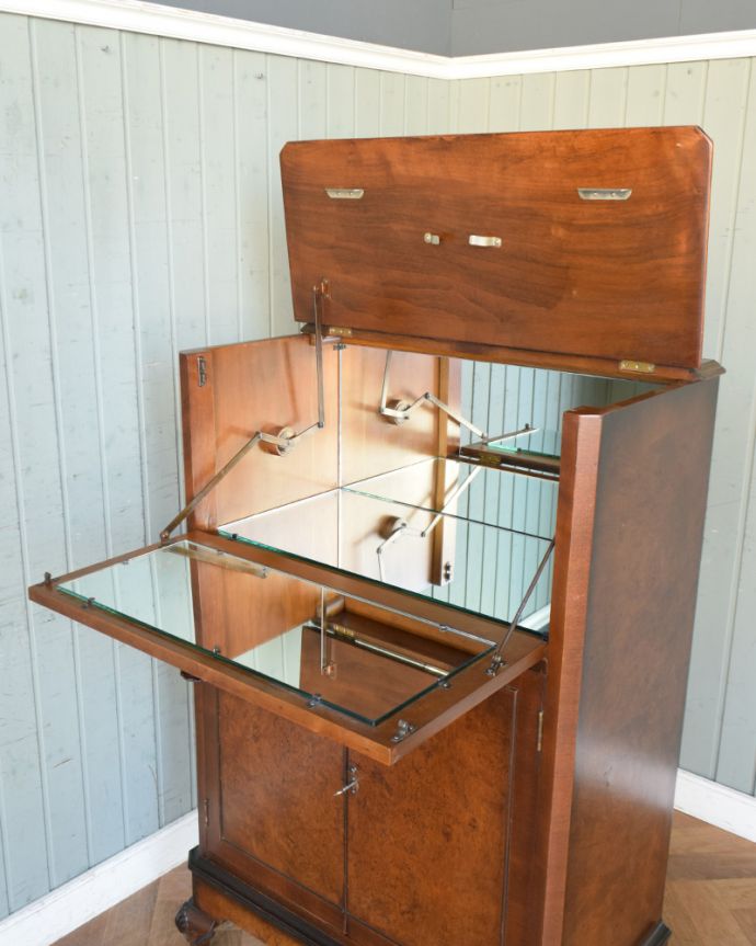 アンティークのキャビネット　アンティーク家具　開けてビックリ！美しすぎる魅惑のアンティークカクテルキャビネット。上部は、このように開きます。(q-827-f)