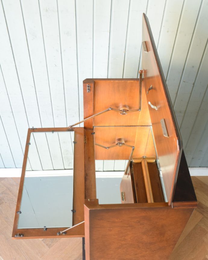 アンティークのキャビネット　アンティーク家具　開けてビックリ！美しすぎる魅惑のアンティークカクテルキャビネット。きっとここでカクテルを飲みながら、お仕事や趣味の時間を楽しんでいたのでしょう。(q-827-f)