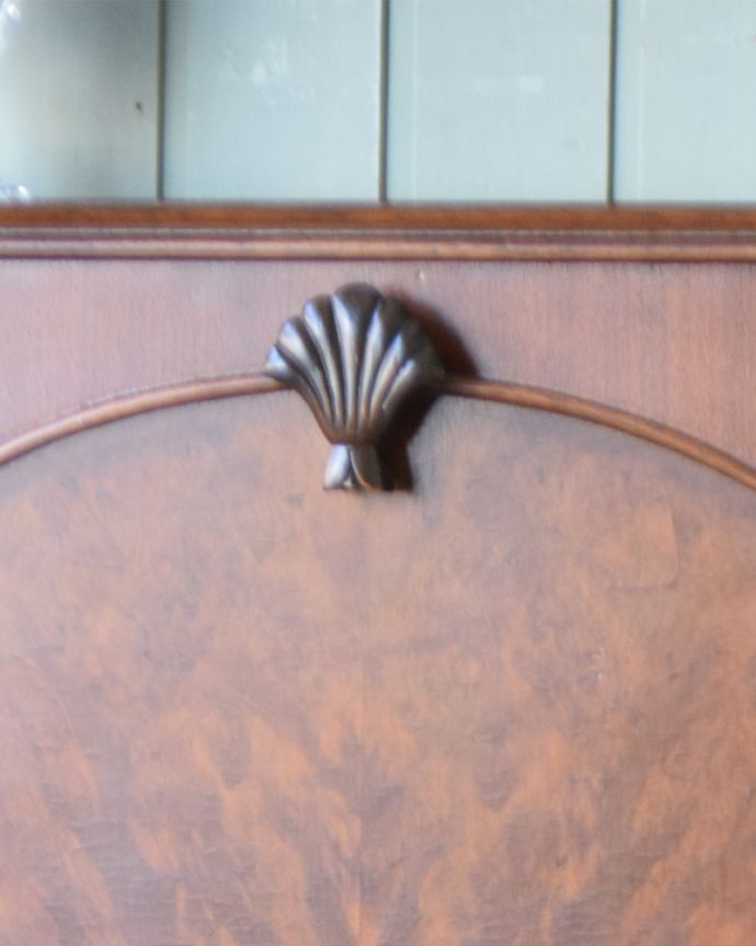 アンティークのキャビネット　アンティーク家具　開けてビックリ！美しすぎる魅惑のアンティークカクテルキャビネット。トップにシェル（貝）の形をした飾りが付いています。(q-827-f)