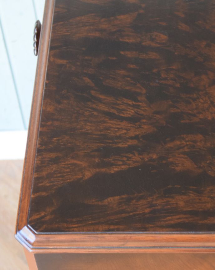 アンティークのキャビネット　アンティーク家具　開けてビックリ！美しすぎる魅惑のアンティークカクテルキャビネット。波打つような美しい木目をしたキャビネット。(q-827-f)