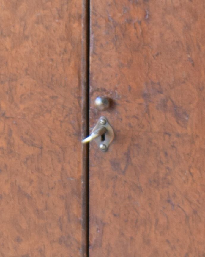 アンティークのキャビネット　アンティーク家具　開けてビックリ！美しすぎる魅惑のアンティークカクテルキャビネット。扉には、小さな取っ手と鍵穴があります。(q-827-f)