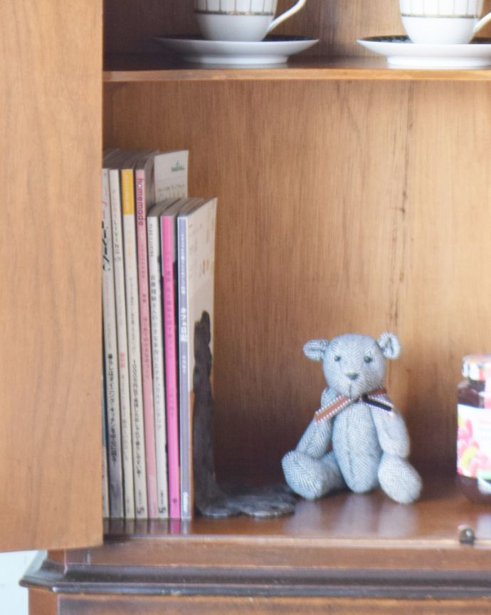 アンティークのキャビネット　アンティーク家具　開けてビックリ！美しすぎる魅惑のアンティークカクテルキャビネット。下の扉には雑誌やA4ファイルが余裕で収まる大きな空間です。(q-827-f)