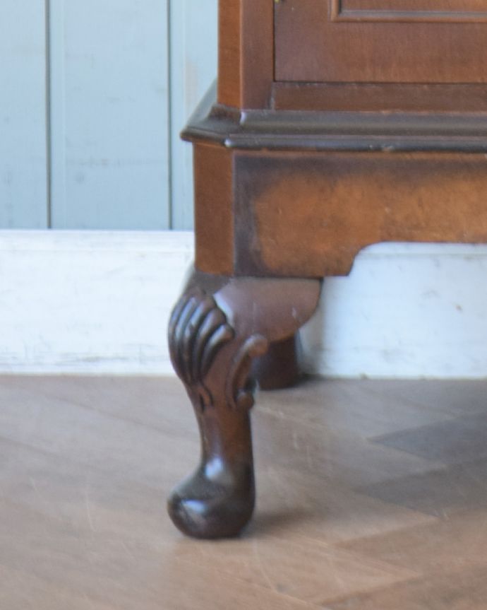 アンティークのキャビネット　アンティーク家具　開けてビックリ！美しすぎる魅惑のアンティークカクテルキャビネット。どっしりとした貫禄のある脚。(q-827-f)