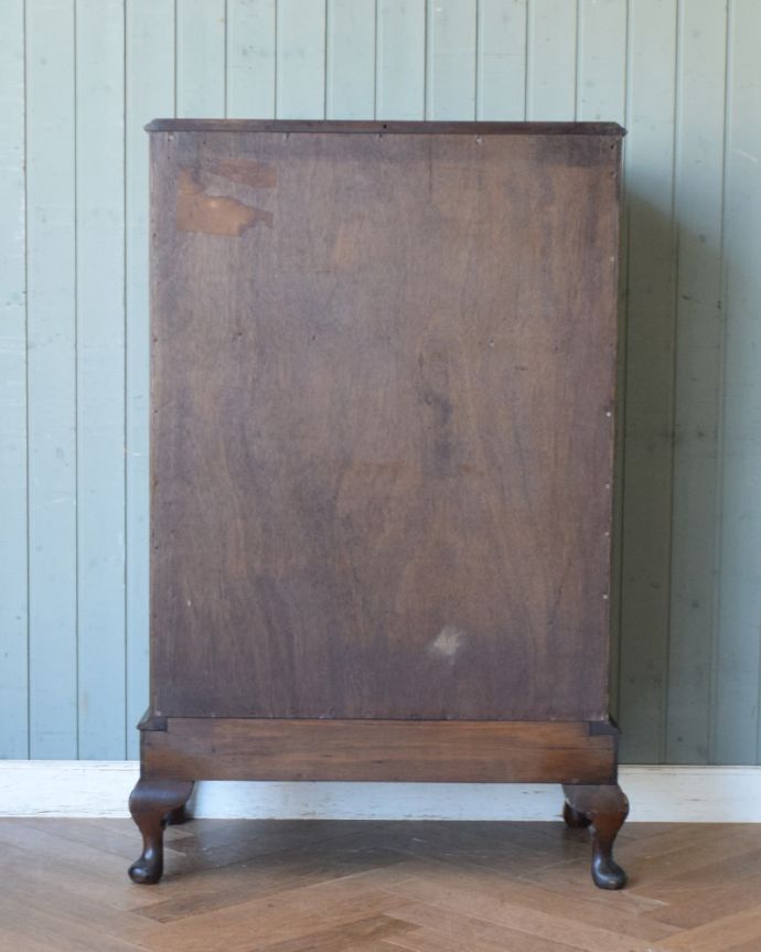 アンティークのキャビネット　アンティーク家具　開けてビックリ！美しすぎる魅惑のアンティークカクテルキャビネット。アンティークは新品ではないので、もちろん経年変化によるキズはありますが、専門の職人が目立たないようキレイにお直しをしているので、後姿までキレイです。(q-827-f)