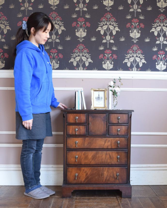 アンティークのチェスト　アンティーク家具　お片付け上手なチェストオブドロワーズ、マホガニー材のアンティーク家具。イギリスの邸宅にありそうな雰囲気です。(q-828-f)