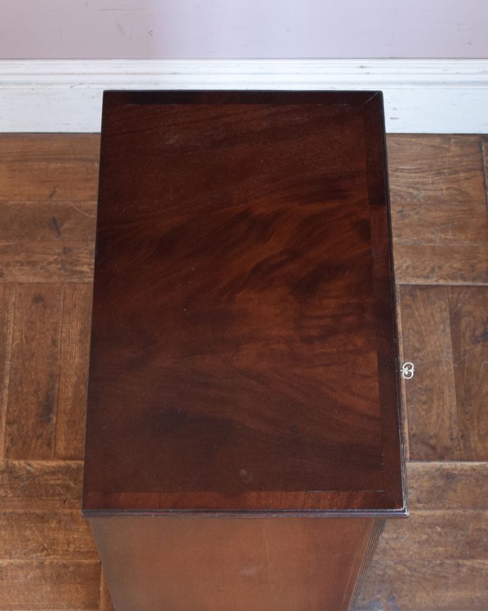 アンティークのチェスト　アンティーク家具　お片付け上手なチェストオブドロワーズ、マホガニー材のアンティーク家具。天板も木目がとってもキレイです。(q-828-f)