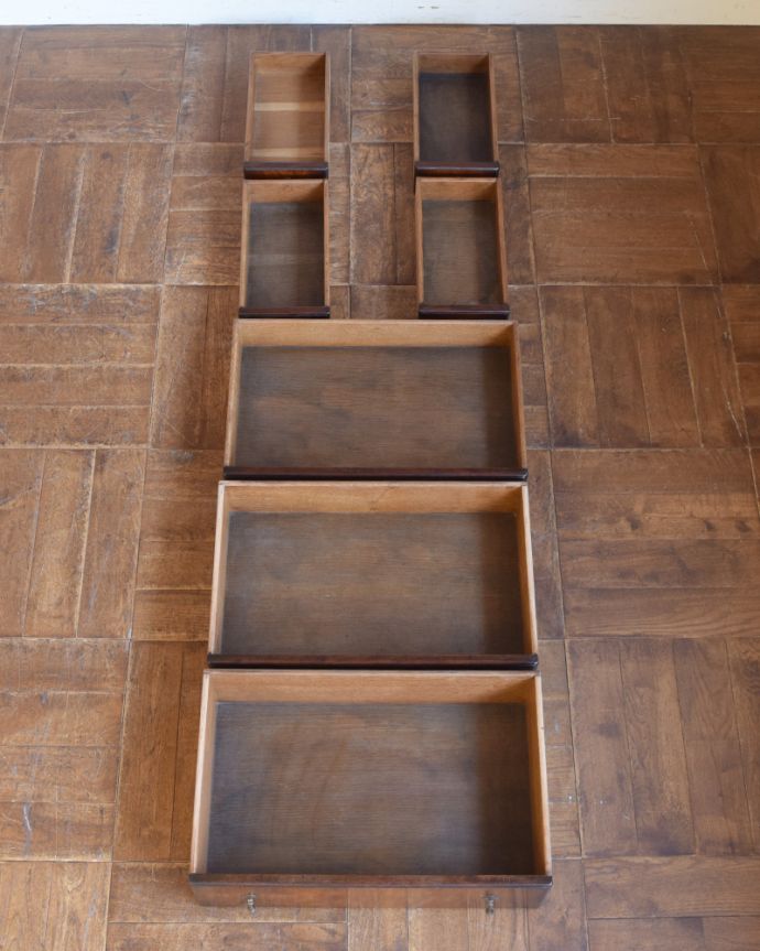 アンティークのチェスト　アンティーク家具　お片付け上手なチェストオブドロワーズ、マホガニー材のアンティーク家具。引き出しは小サイズが４杯、大サイズが３杯と充実しています。(q-828-f)