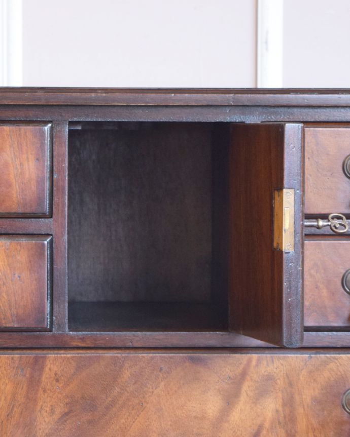 アンティークのチェスト　アンティーク家具　お片付け上手なチェストオブドロワーズ、マホガニー材のアンティーク家具。中央に扉収納があります。(q-828-f)