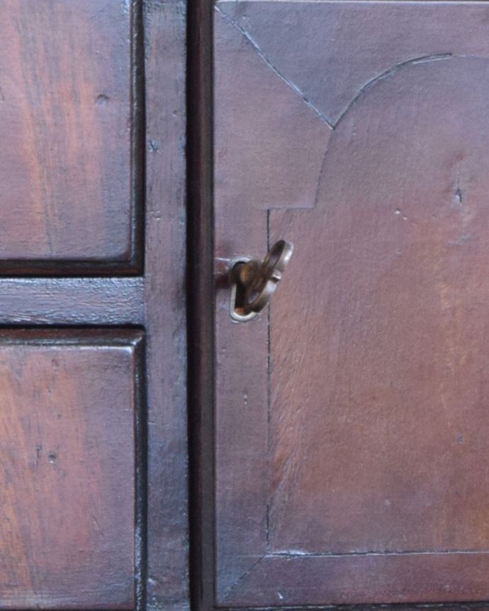 アンティークのチェスト　アンティーク家具　お片付け上手なチェストオブドロワーズ、マホガニー材のアンティーク家具。扉はなんと鍵付き！鍵は使えます。(q-828-f)