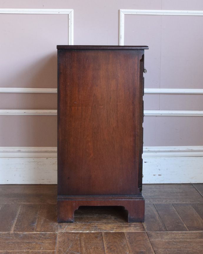 アンティークのチェスト　アンティーク家具　お片付け上手なチェストオブドロワーズ、マホガニー材のアンティーク家具。サイドから見ても絵になります。(q-828-f)